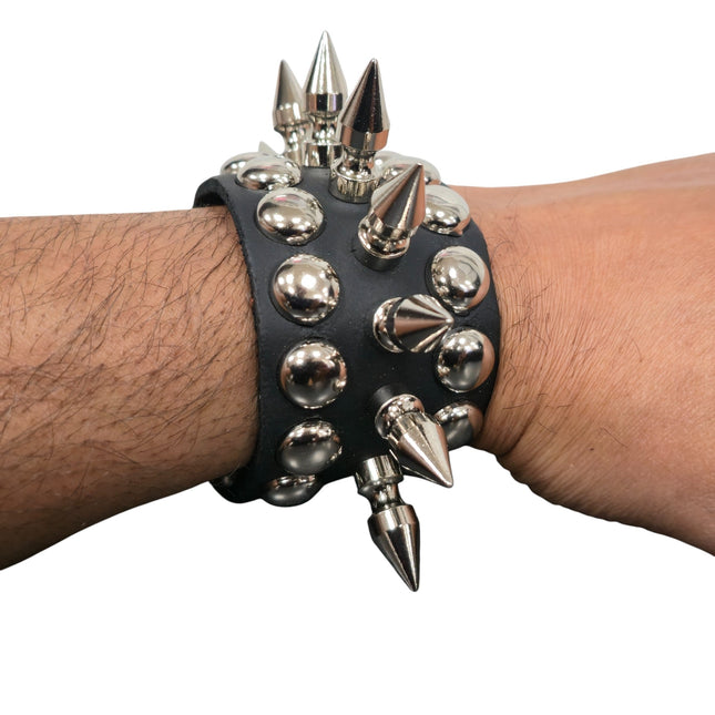 BC138  1/2" STUUDED 1" SPIKE 1 3/4" SNAP BRACELET