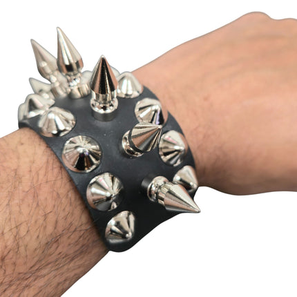 BC138  1/2" STUUDED 1" SPIKE 1 3/4" SNAP BRACELET