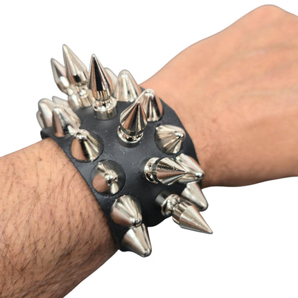 BC138  1/2" STUUDED 1" SPIKE 1 3/4" SNAP BRACELET