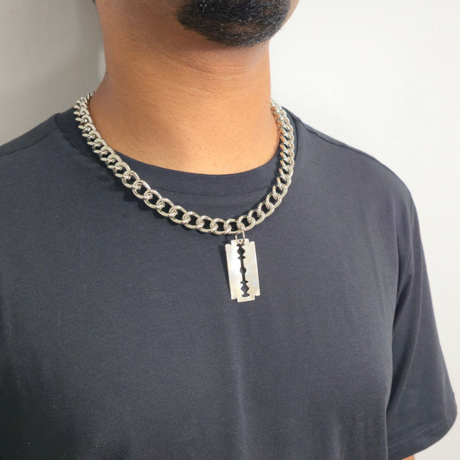FC987 RAZOR BLADE PENDANT