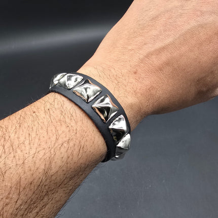 BC194 1 ROW 1/2" PYRAMID 3 SNAP BRACELET