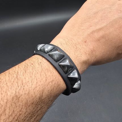BC194 1 ROW 1/2" PYRAMID 3 SNAP BRACELET