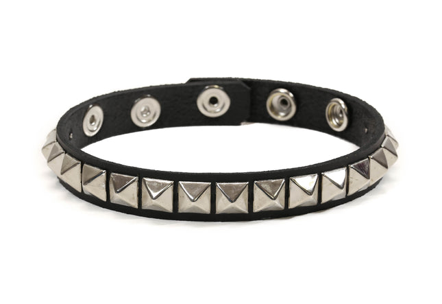 AB194 SINGLE PYRAMID ARMBAND