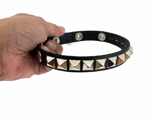 AB194 SINGLE PYRAMID ARMBAND