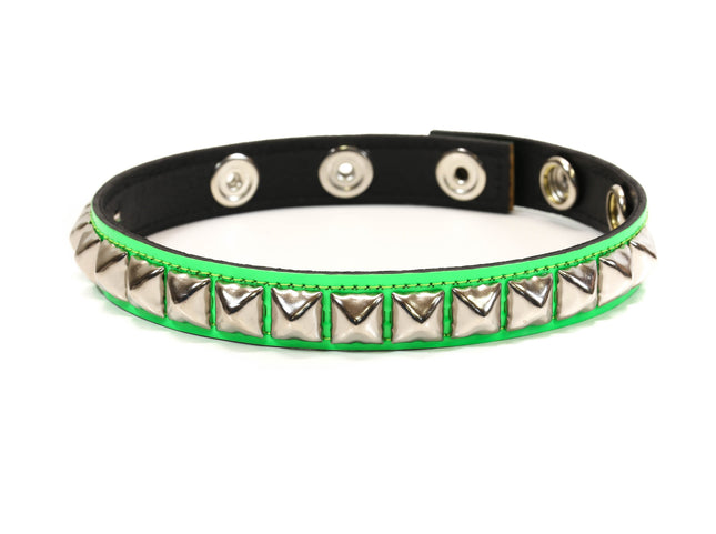 AB194P SINGLE PYRAMID PATENT ARMBAND