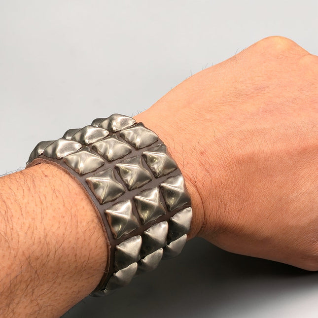 BC127BRS-A.SIL  BORWN LEATHER ANTIQUE STUDDED BRACELET