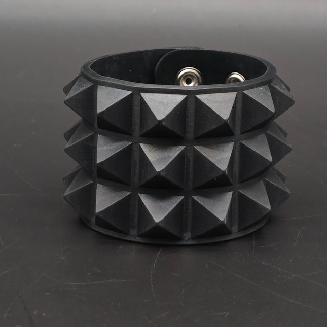 BC127RUB RUBBER 3 ROW 1/2" PYRAMID BRACELET