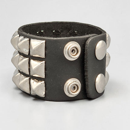 BC278  LARGE 5/8" PYRAMID 2 1/2" WIDE BRACELET LEATHER