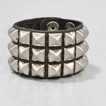 BC278  LARGE 5/8" PYRAMID 2 1/2" WIDE BRACELET LEATHER