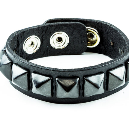 BC194 1 ROW 1/2" PYRAMID 3 SNAP BRACELET