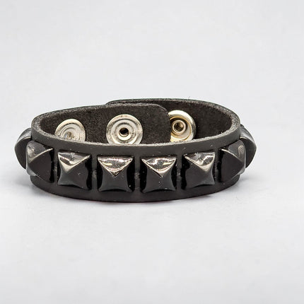 BC194 1 ROW 1/2" PYRAMID 3 SNAP BRACELET