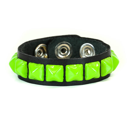BC194 1 ROW 1/2" PYRAMID 3 SNAP BRACELET
