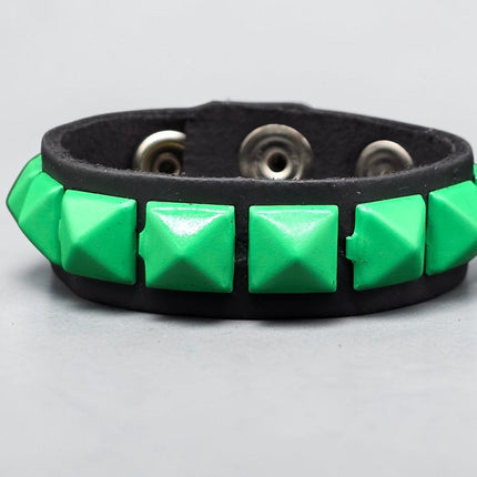 BC194 1 ROW 1/2" PYRAMID 3 SNAP BRACELET
