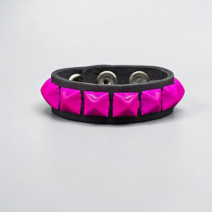 BC194 COLOR  1 ROW 1/2" PYRAMID 3 SNAP BRACELET