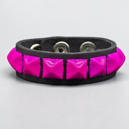 BC194 1 ROW 1/2" PYRAMID 3 SNAP BRACELET