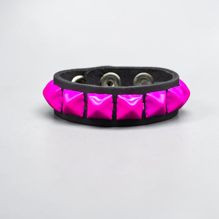 BC194 1 ROW 1/2" PYRAMID 3 SNAP BRACELET