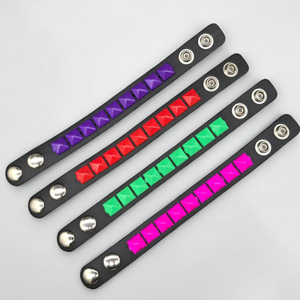 BC194 1 ROW 1/2" PYRAMID 3 SNAP BRACELET