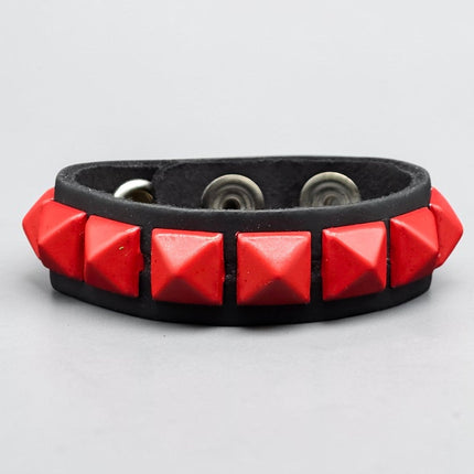 BC194 1 ROW 1/2" PYRAMID 3 SNAP BRACELET