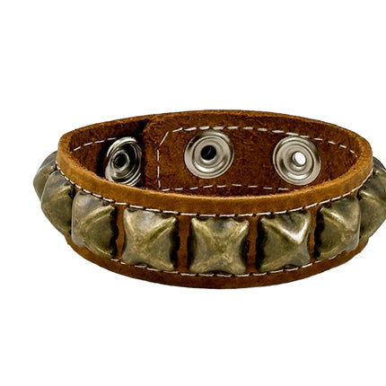 BC194CZ ANTIQUE 1 ROW  PYRAMID STUD BRACELET CRAZE HORSE LEATHER
