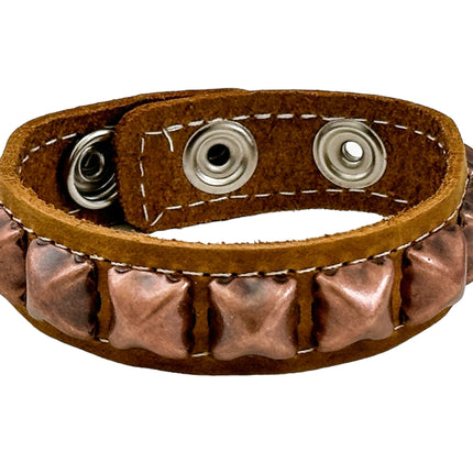 BC194CZ ANTIQUE 1 ROW  PYRAMID STUD BRACELET CRAZE HORSE LEATHER