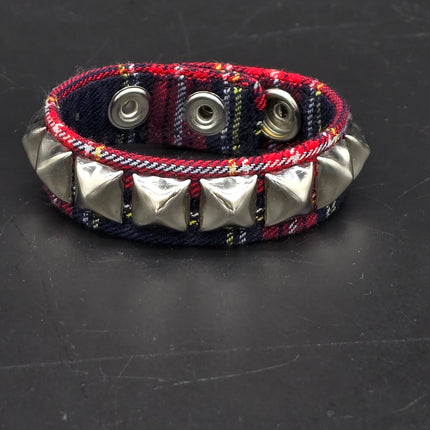 BC194PD PLAID 1 ROW PYRAMID STUDDED BRACELET CUFF