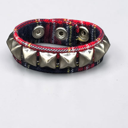 BC194PD PLAID 1 ROW PYRAMID STUDDED BRACELET CUFF
