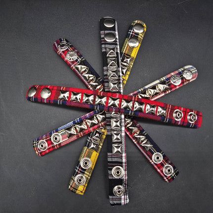 BC194PD PLAID 1 ROW PYRAMID STUDDED BRACELET CUFF