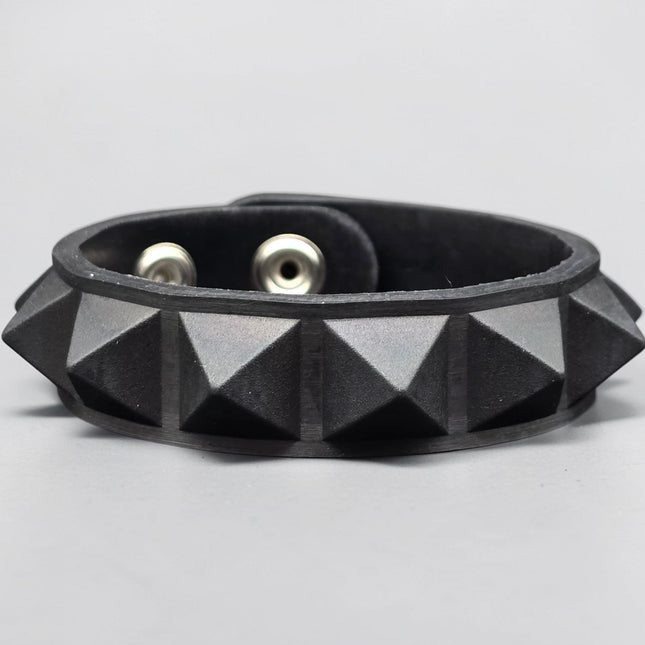 BC194RUB SILICONE RUBBER SINGLE ROW GLOW IN DARK PYRAMID BRACELET