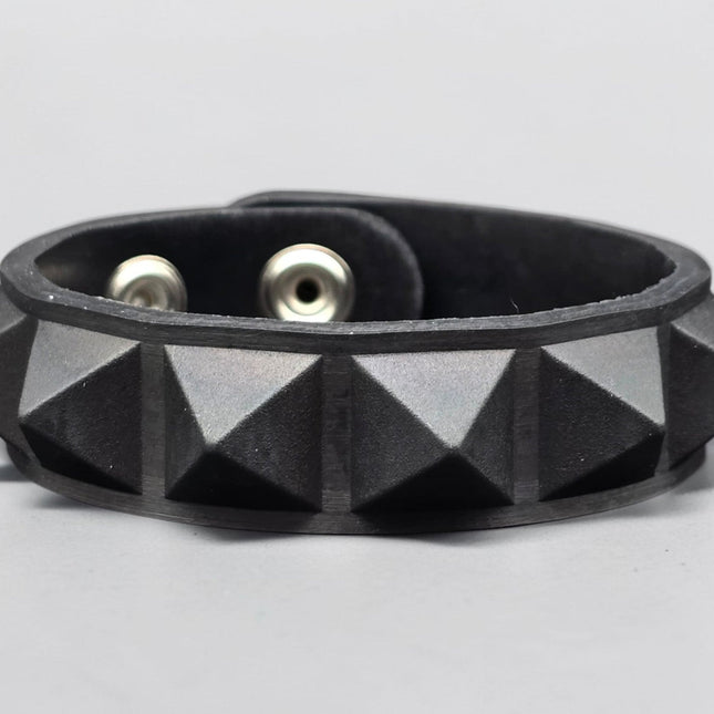 BC194RUB SILICONE RUBBER SINGLE ROW PYRAMID BRACELET