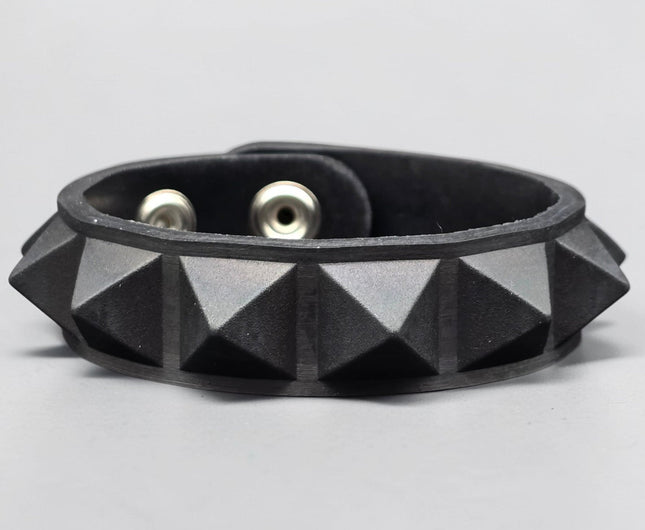 BC194RUB SILICONE RUBBER SINGLE ROW PYRAMID BRACELET