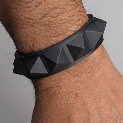 BC194RUB SILICONE RUBBER SINGLE ROW GLOW IN DARK PYRAMID BRACELET