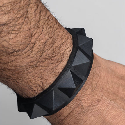 BC194RUB SILICONE RUBBER SINGLE ROW GLOW IN DARK PYRAMID BRACELET