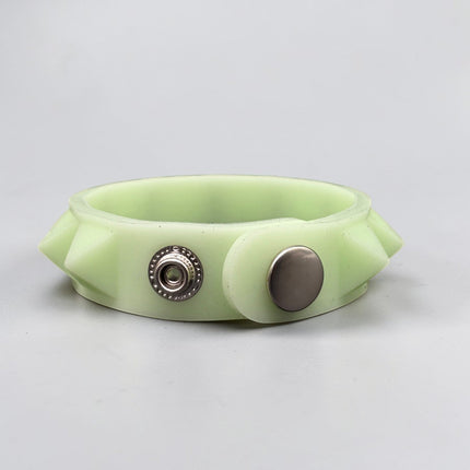 BC194RUB SILICONE RUBBER SINGLE ROW GLOW IN DARK PYRAMID BRACELET