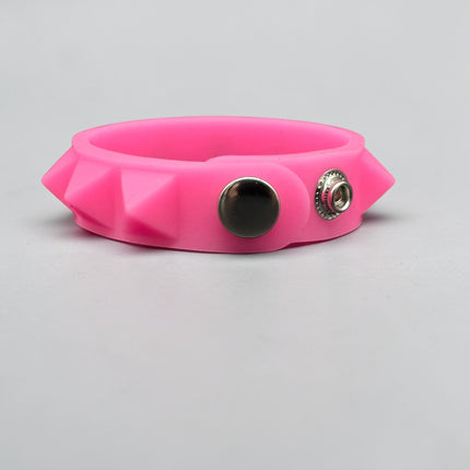 BC194RUB SILICONE RUBBER SINGLE ROW GLOW IN DARK PYRAMID BRACELET