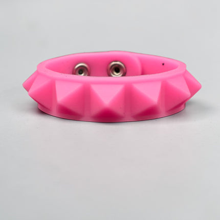 BC194RUB SILICONE RUBBER SINGLE ROW GLOW IN DARK PYRAMID BRACELET
