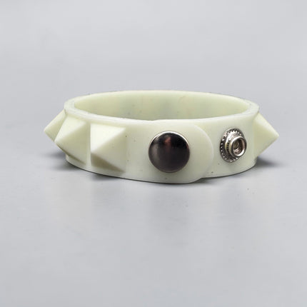 BC194RUB SILICONE RUBBER SINGLE ROW GLOW IN DARK PYRAMID BRACELET