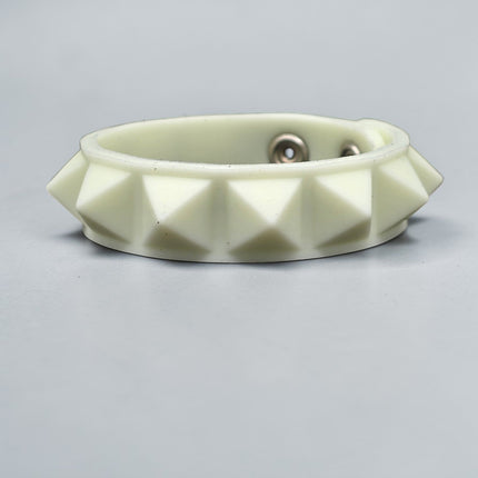 BC194RUB SILICONE RUBBER SINGLE ROW GLOW IN DARK PYRAMID BRACELET