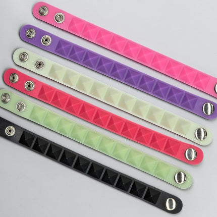 BC194RUB SILICONE RUBBER SINGLE ROW GLOW IN DARK PYRAMID BRACELET
