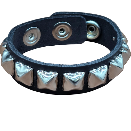 BC194 1 ROW 1/2" PYRAMID 3 SNAP BRACELET