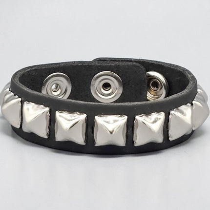 BC194 1 ROW 1/2" PYRAMID 3 SNAP BRACELET