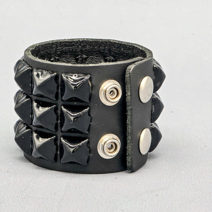 BC278  LARGE 5/8" PYRAMID 2 1/2" WIDE BRACELET LEATHER