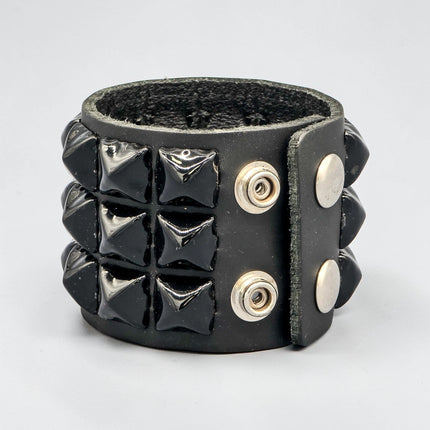 BC278  LARGE 5/8" PYRAMID 2 1/2" WIDE BRACELET LEATHER