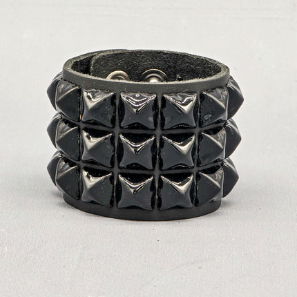 BC278  LARGE 5/8" PYRAMID 2 1/2" WIDE BRACELET LEATHER