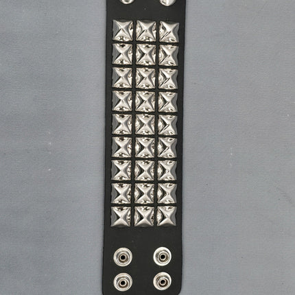BC278  LARGE 5/8" PYRAMID 2 1/2" WIDE BRACELET LEATHER