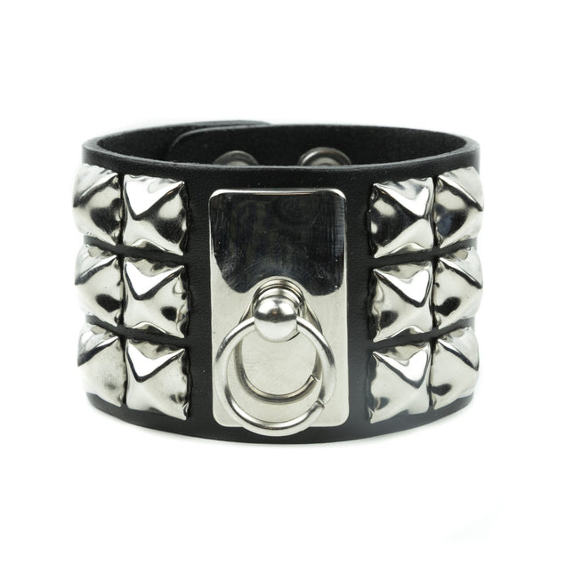 BC463 STUDDED METAL PLATE O RING CUFF
