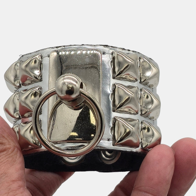 BC463P.SIL STUDDED METAL PLATE O RING CUFF