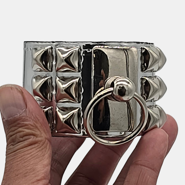 BC463P.SIL STUDDED METAL PLATE O RING CUFF