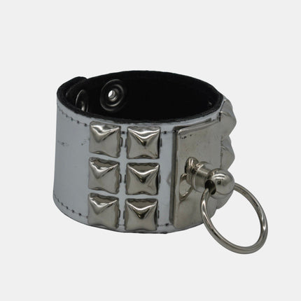 BC463P.SIL STUDDED METAL PLATE O RING CUFF