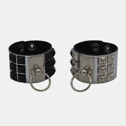 BC463P.SIL STUDDED METAL PLATE O RING CUFF