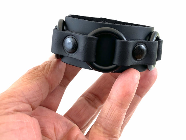 BC806 TRIPLE RING LEATHER BRACELET